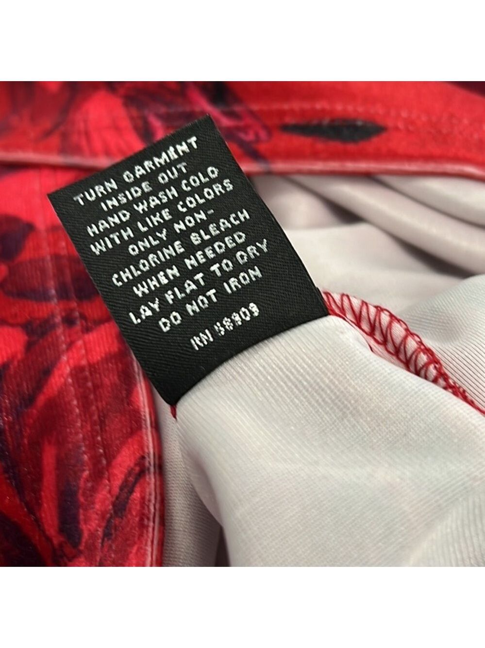 🎩🗝️ NWT $69 Slim Factor Red Floral Top - Runs Large - Picture 4 of 7